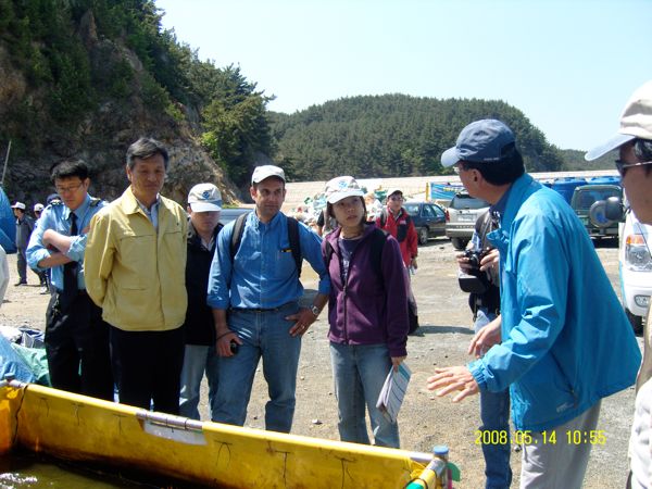 36B Korean Institute official explaing the great results of OSE II bioremediating the Bunker C oil in the test container at Mo Hnag harbor along with 