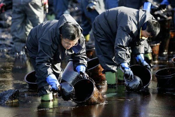 1 C Thousands of Volunteers tried to help clean up the Hebie Spirit spill